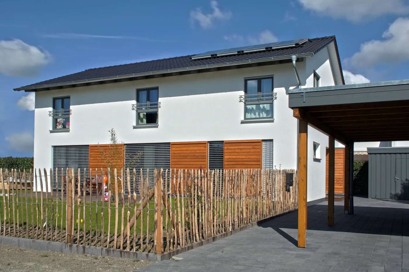 Einfamilienhaus in Bad Oeynhausen: Wohnhaus mit Carport und Staketenzaun