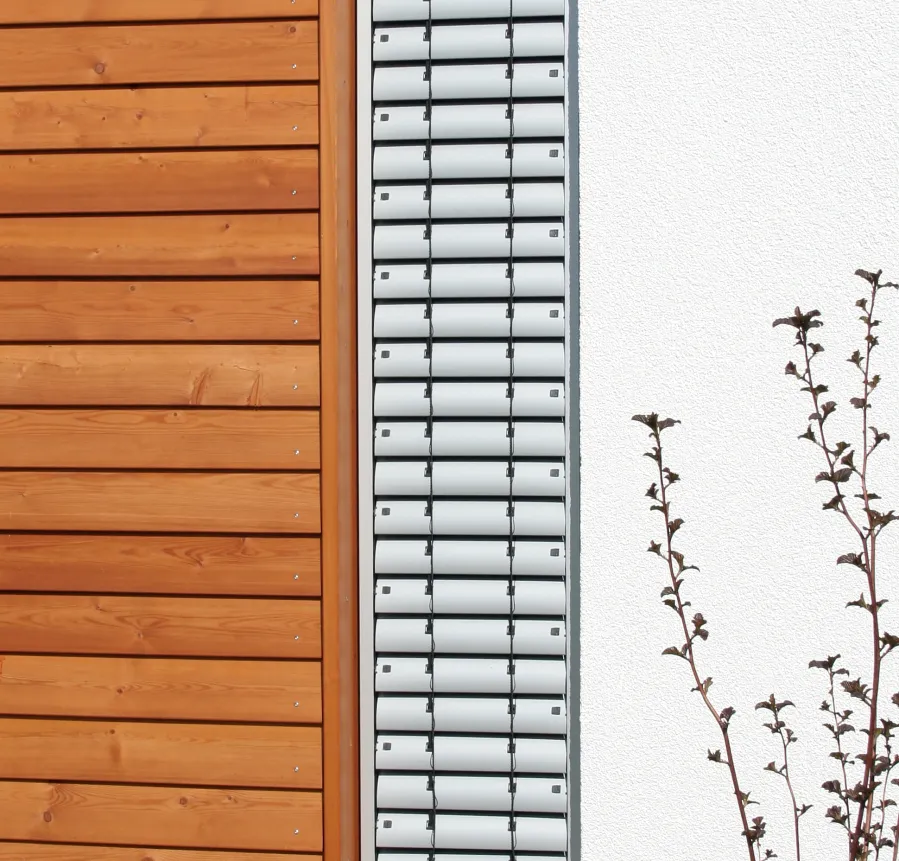 Einfamilienhaus in Bad Oeynhausen: Holzverkleidung und Raffstore, Fassadendetail