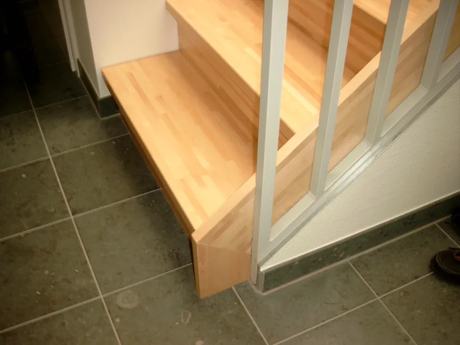 Einfamilienhaus in Bad Oeynhausen: Treppe mit Holzstufen und Geländer