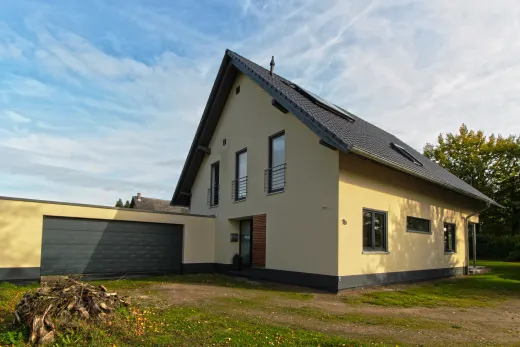 Einfamilienhaus in Bad Oeynhausen: Gelb verputztes Satteldachhaus mit Garage