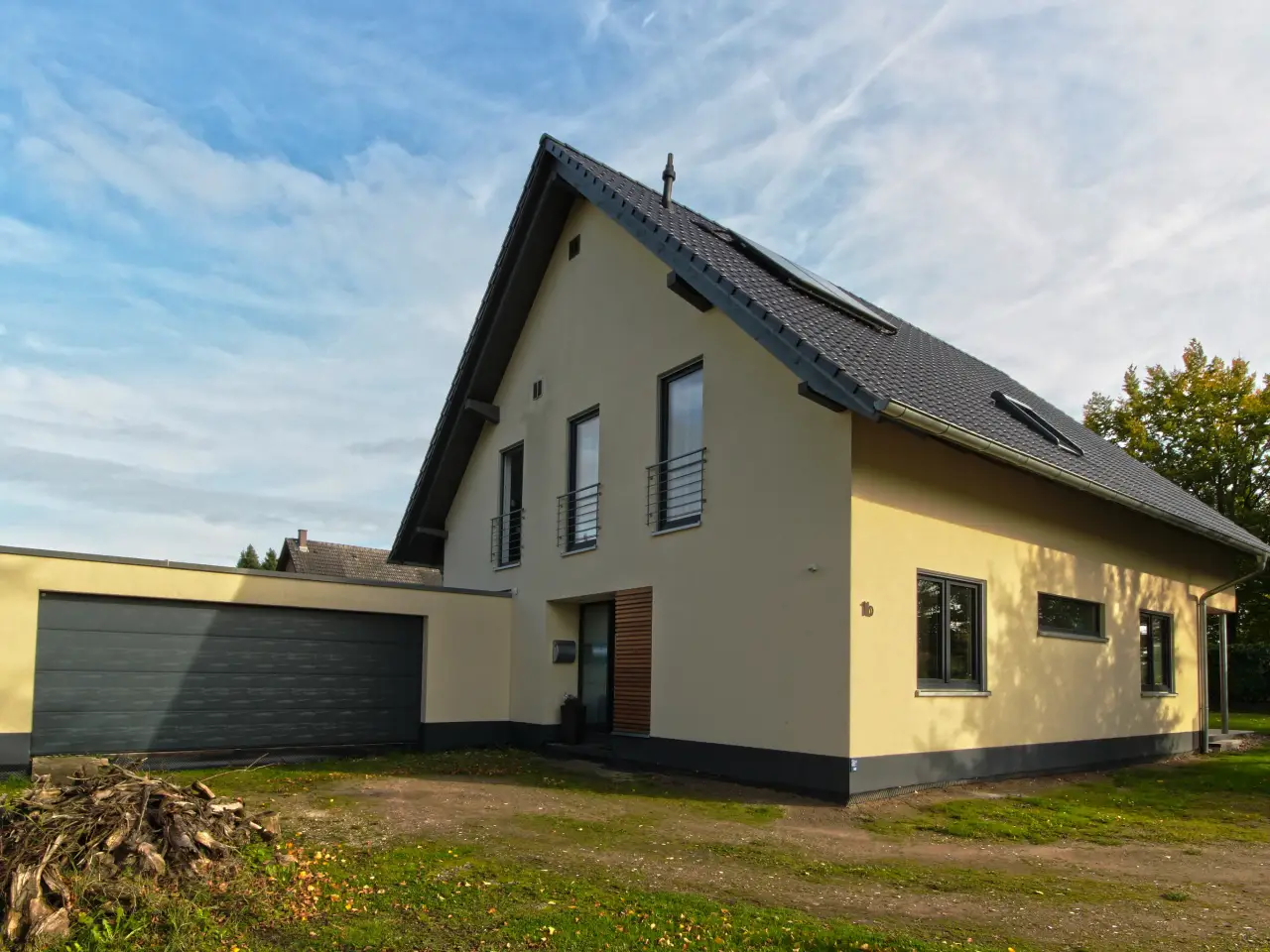 Einfamilienhaus in Bad Oeynhausen: Gelb verputztes Satteldachhaus mit Garage