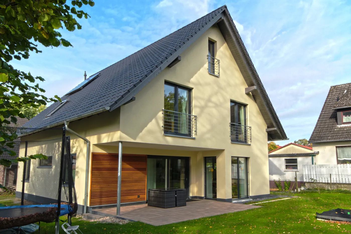 Einfamilienhaus in Bad Oeynhausen: Wohnhaus mit Holzelementen an der Terrasse