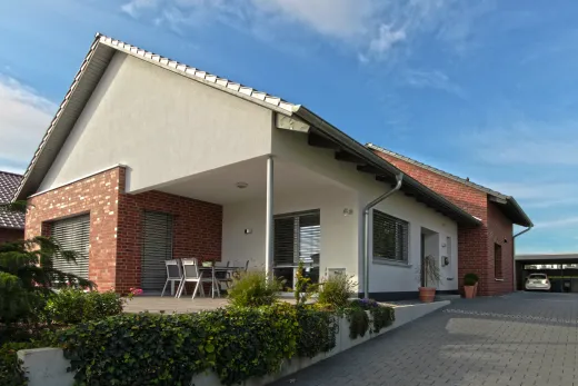 Einfamilienhaus in Bad Oeynhausen: Bungalow mit Klinker und überdachter Terrasse
