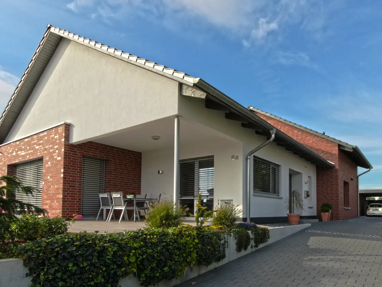 Einfamilienhaus in Bad Oeynhausen: Bungalow mit Klinker und überdachter Terrasse