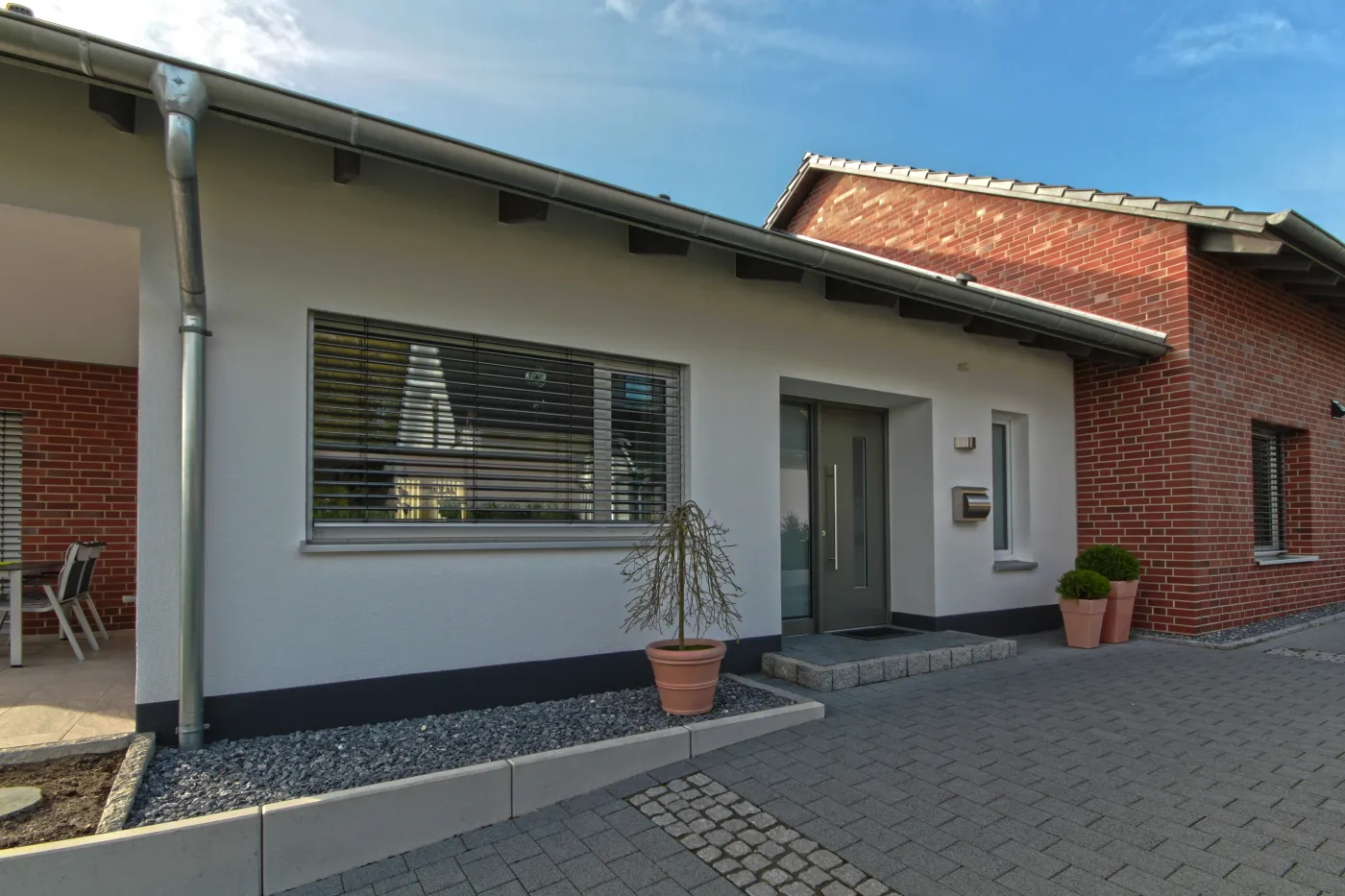Einfamilienhaus in Bad Oeynhausen: Bungalow mit Klinkerelementen und Eingang