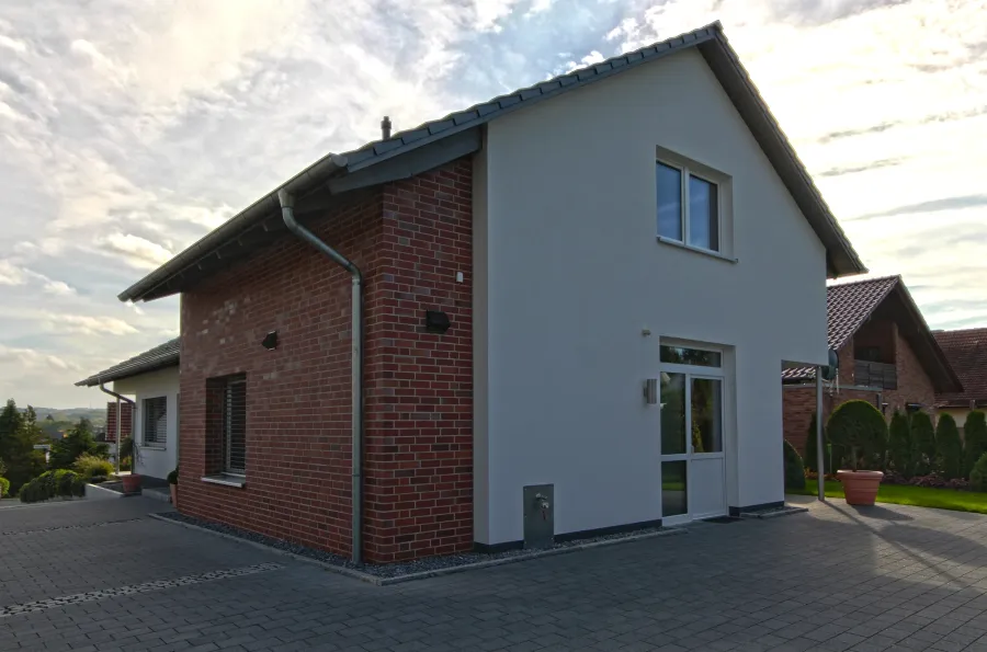 Einfamilienhaus in Bad Oeynhausen: Wohnhaus mit Klinker und Putzfassade