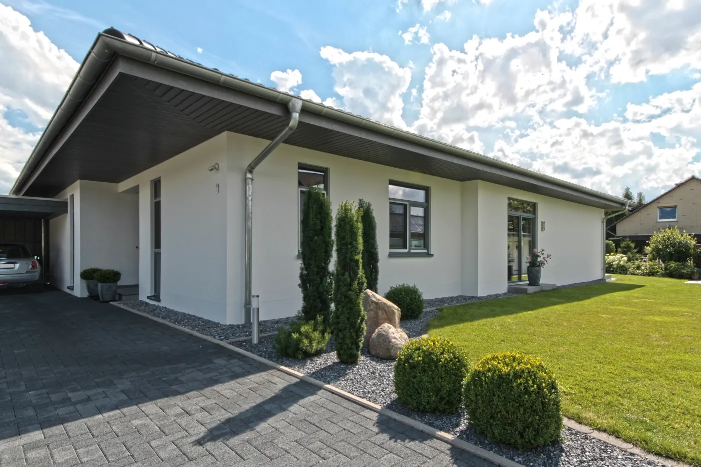 Einfamilienhaus in Bad Oeynhausen: Bungalow mit Carport und gepflasterter Einfahrt