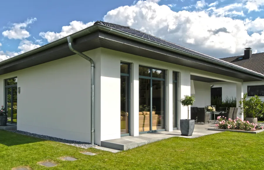 Einfamilienhaus in Bad Oeynhausen: Bungalow mit Terrasse und Gartenmöbeln