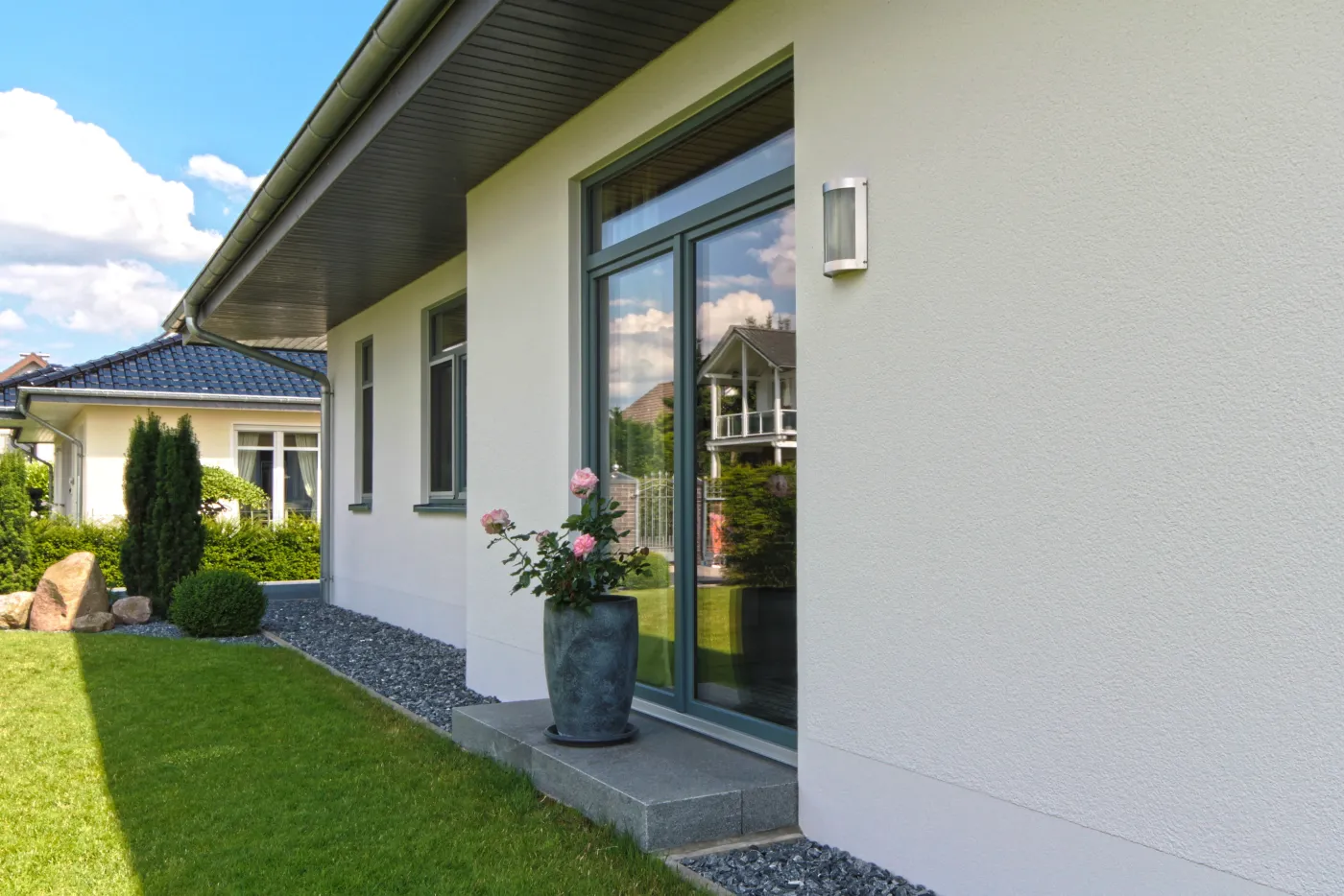 Einfamilienhaus in Bad Oeynhausen: Seitenansicht des Bungalows mit Terrassentür