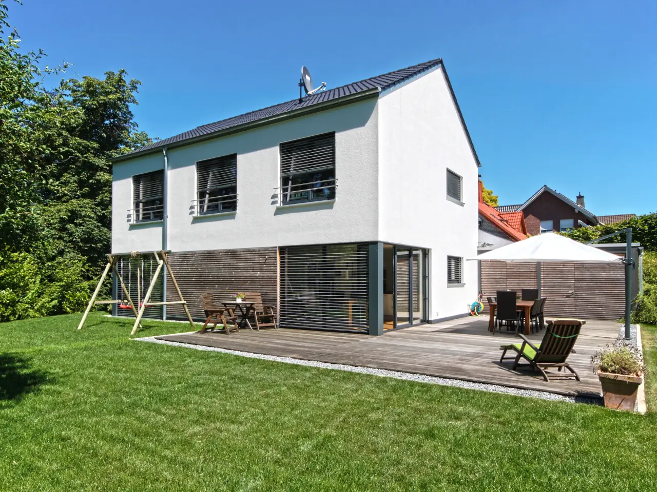 Einfamilienhaus in Bad Oeynhausen: Wohnhaus mit Holzterrasse und Garten