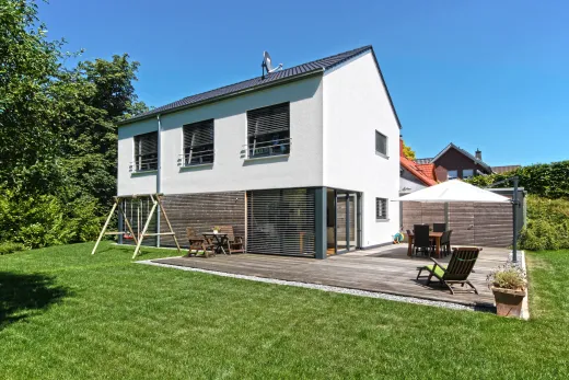 Einfamilienhaus in Bad Oeynhausen: Wohnhaus mit Holzterrasse und Garten