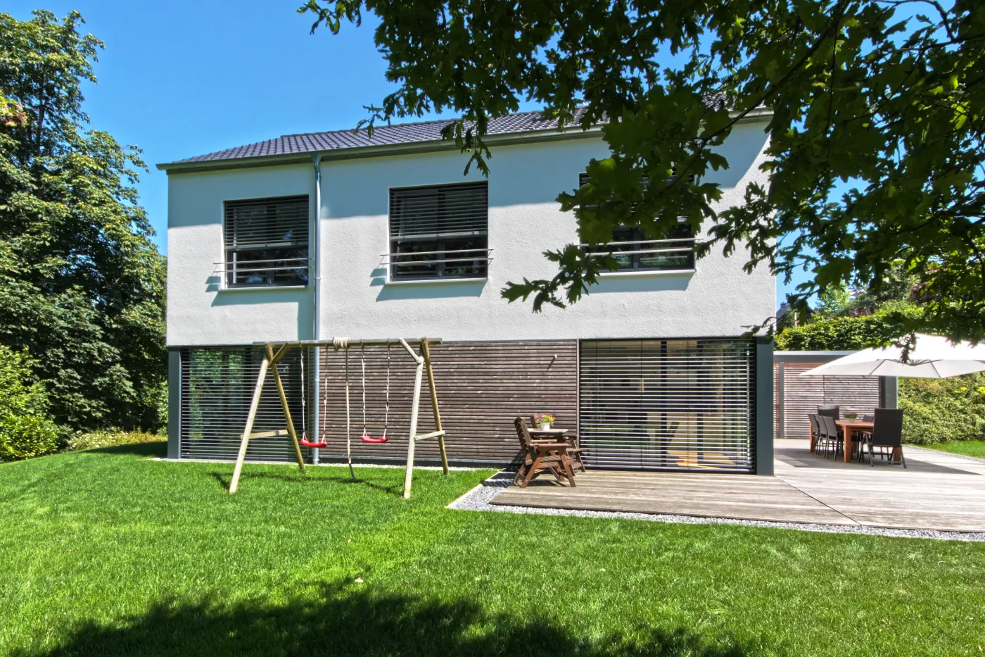 Einfamilienhaus in Bad Oeynhausen: Wohnhaus mit großer Verglasung und Holzterrasse