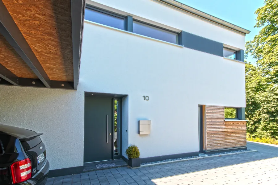 Einfamilienhaus in Bad Oeynhausen: Hauseingang mit grauer Tür und Holzelementen