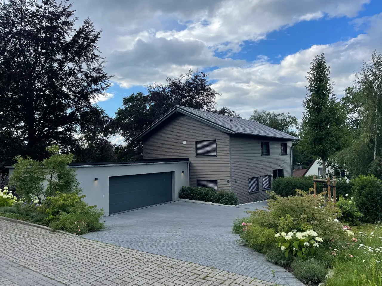 Einfamilienhaus in Bad Oeynhausen: Wohnhaus mit Holzfassade und Garage