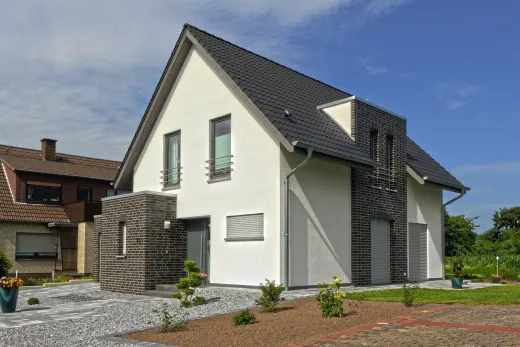 Einfamilienhaus in Bad Oeynhausen: Satteldachhaus mit dunklem Klinkeranbau