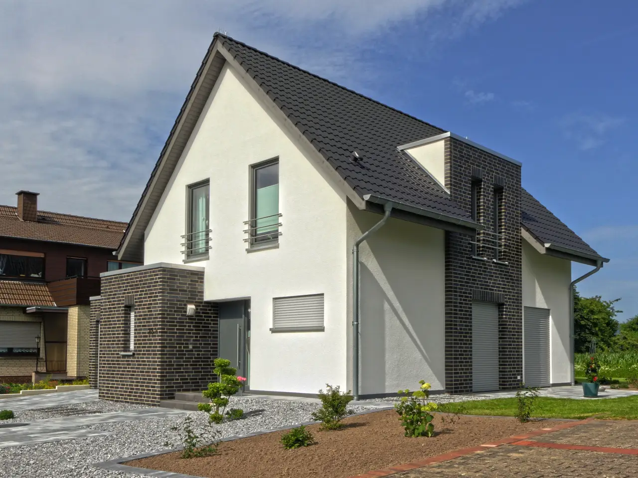 Einfamilienhaus in Bad Oeynhausen: Satteldachhaus mit dunklem Klinkeranbau