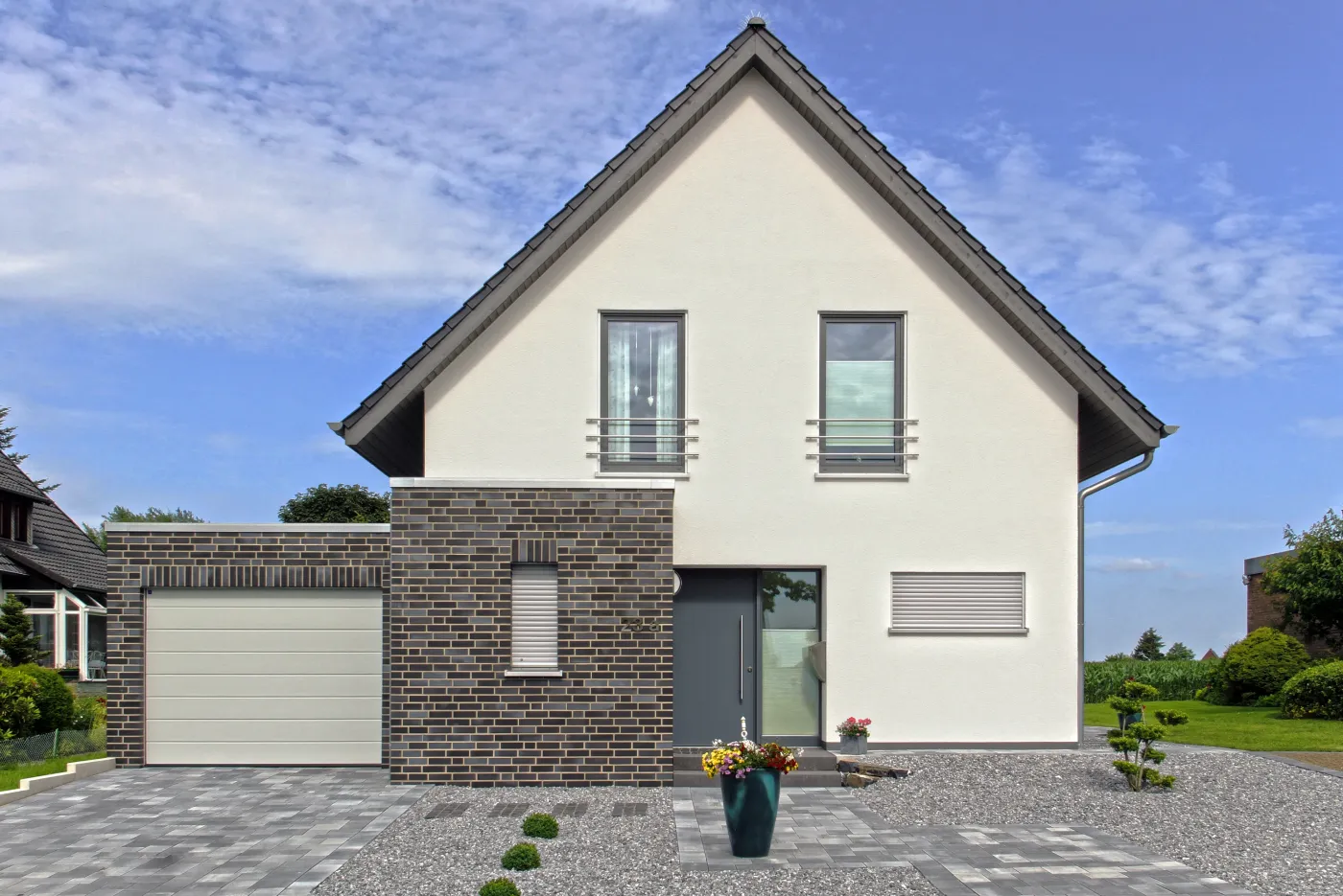 Einfamilienhaus in Bad Oeynhausen: Wohnhaus mit Klinkergarage und Satteldach