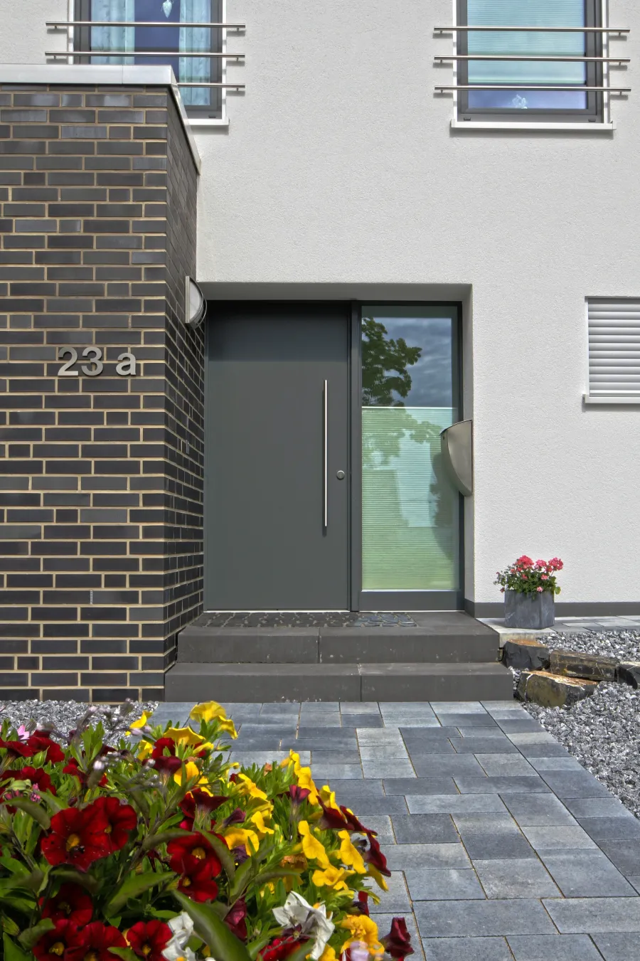 Einfamilienhaus in Bad Oeynhausen: Hauseingang mit Klinkerwand und Blumen