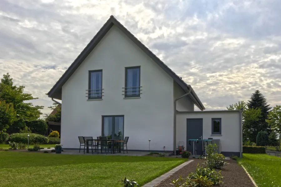 Einfamilienhaus in Bad Oeynhausen: Weißes Satteldachhaus mit Terrasse