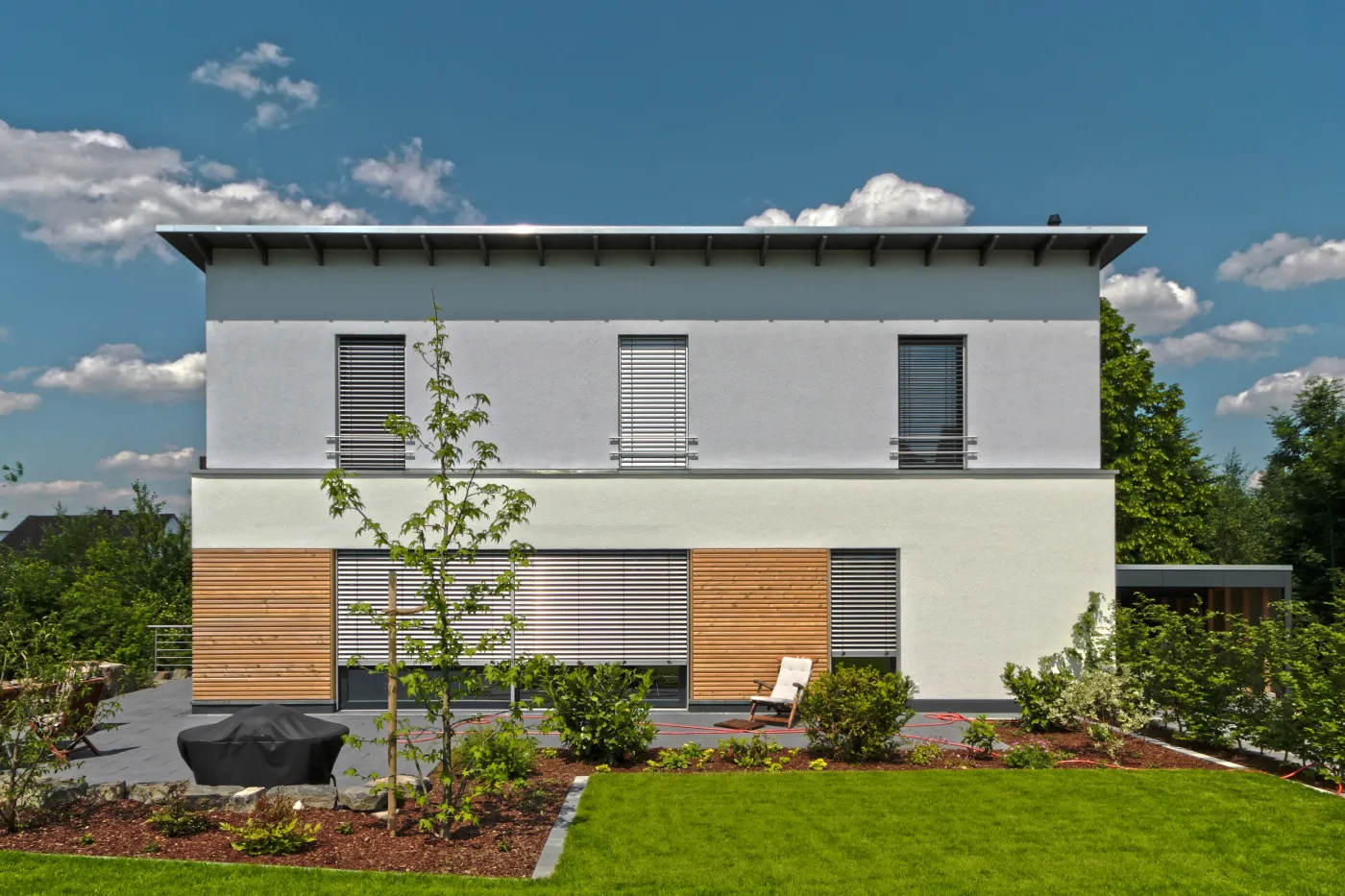 Einfamilienhaus in Bad Oeynhausen: Zweigeschossiges Wohnhaus mit Holzverkleidung im Erdgeschoss