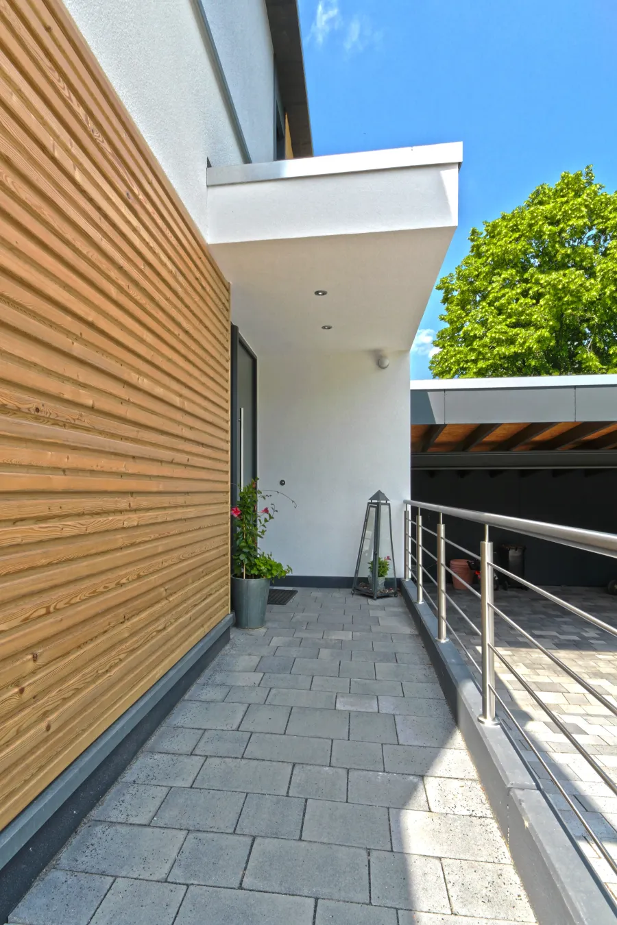 Einfamilienhaus in Bad Oeynhausen: Seitlicher Zugang mit Holzfassade