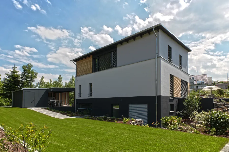 Einfamilienhaus in Bad Oeynhausen: Wohnhaus mit Pultdach und Nebengebäude