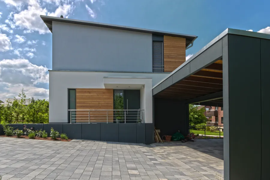 Einfamilienhaus in Bad Oeynhausen: Wohnhaus mit Carport und Holzverkleidung