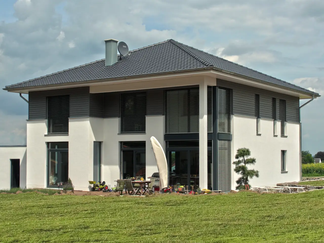 Einfamilienhaus in Bad Oeynhausen: Wohnhaus mit Walmdach und großer Verglasung