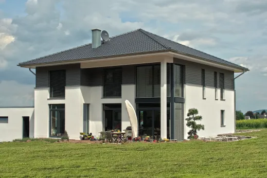 Einfamilienhaus in Bad Oeynhausen: Wohnhaus mit Walmdach und großer Verglasung