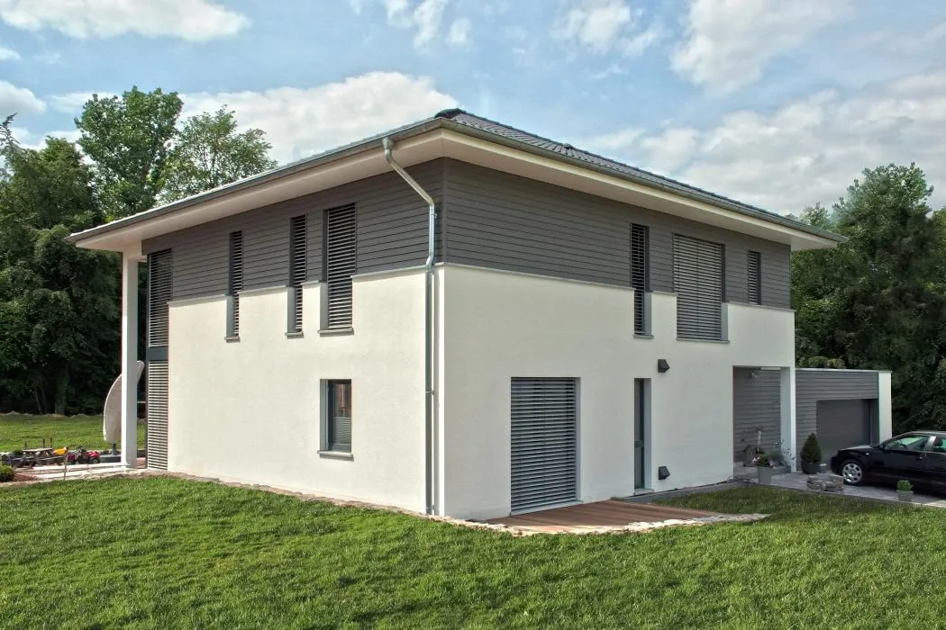 Einfamilienhaus in Bad Oeynhausen: Zweigeschossiges Wohnhaus mit Walmdach