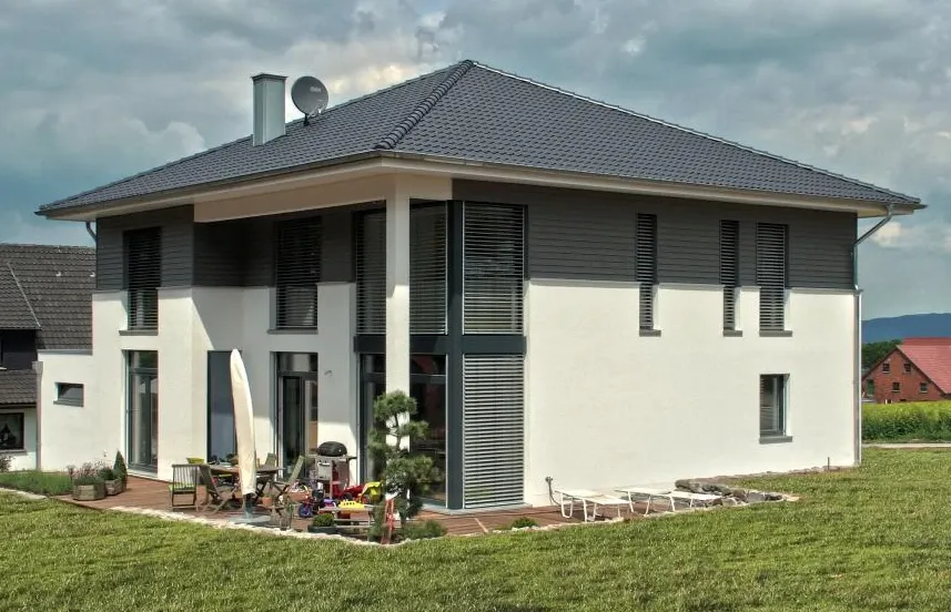 Einfamilienhaus in Bad Oeynhausen: Wohnhaus mit Walmdach und Garten