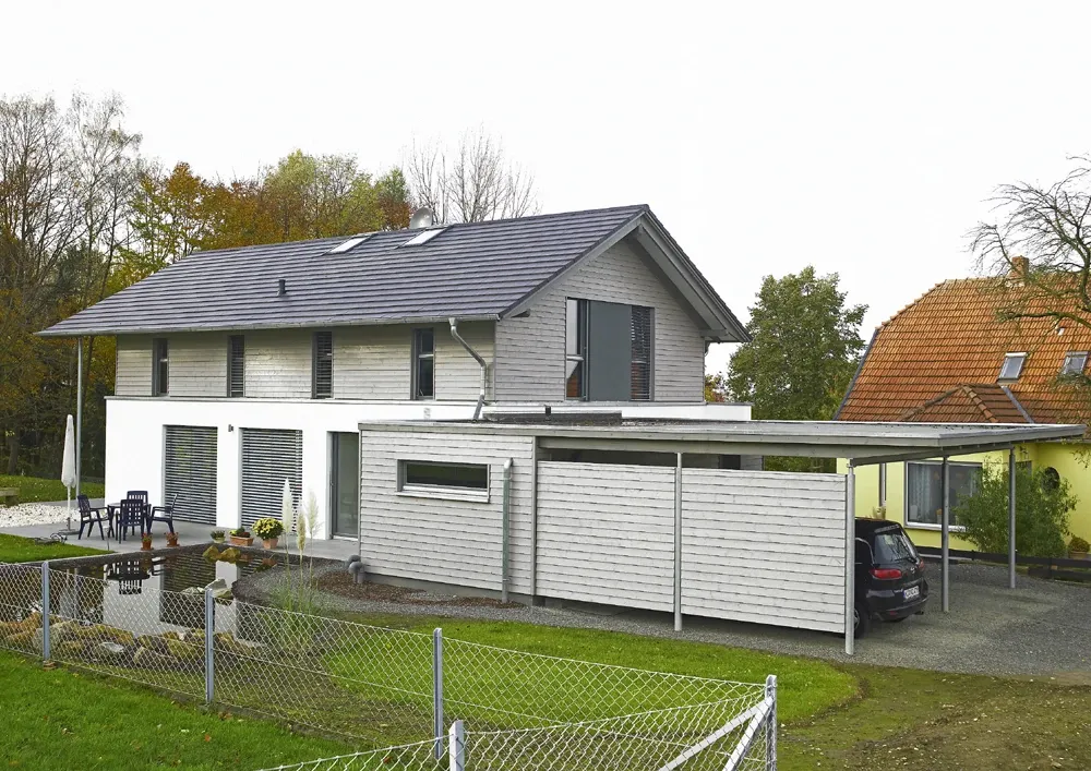 Einfamilienhaus in Bad Oeynhausen: Wohnhaus mit Carport und Holzlamellen