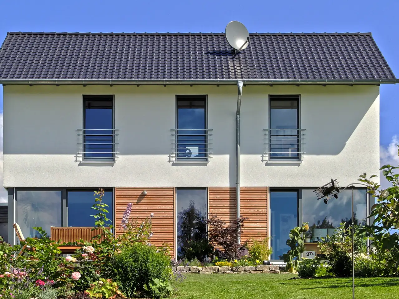 Einfamilienhaus in Bad Oeynhausen: Satteldachhaus mit Holzelementen im Erdgeschoss