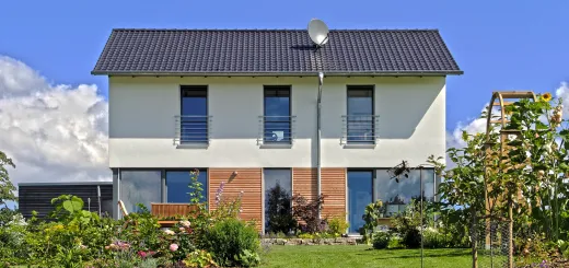 Einfamilienhaus in Bad Oeynhausen: Satteldachhaus mit Holzelementen im Erdgeschoss