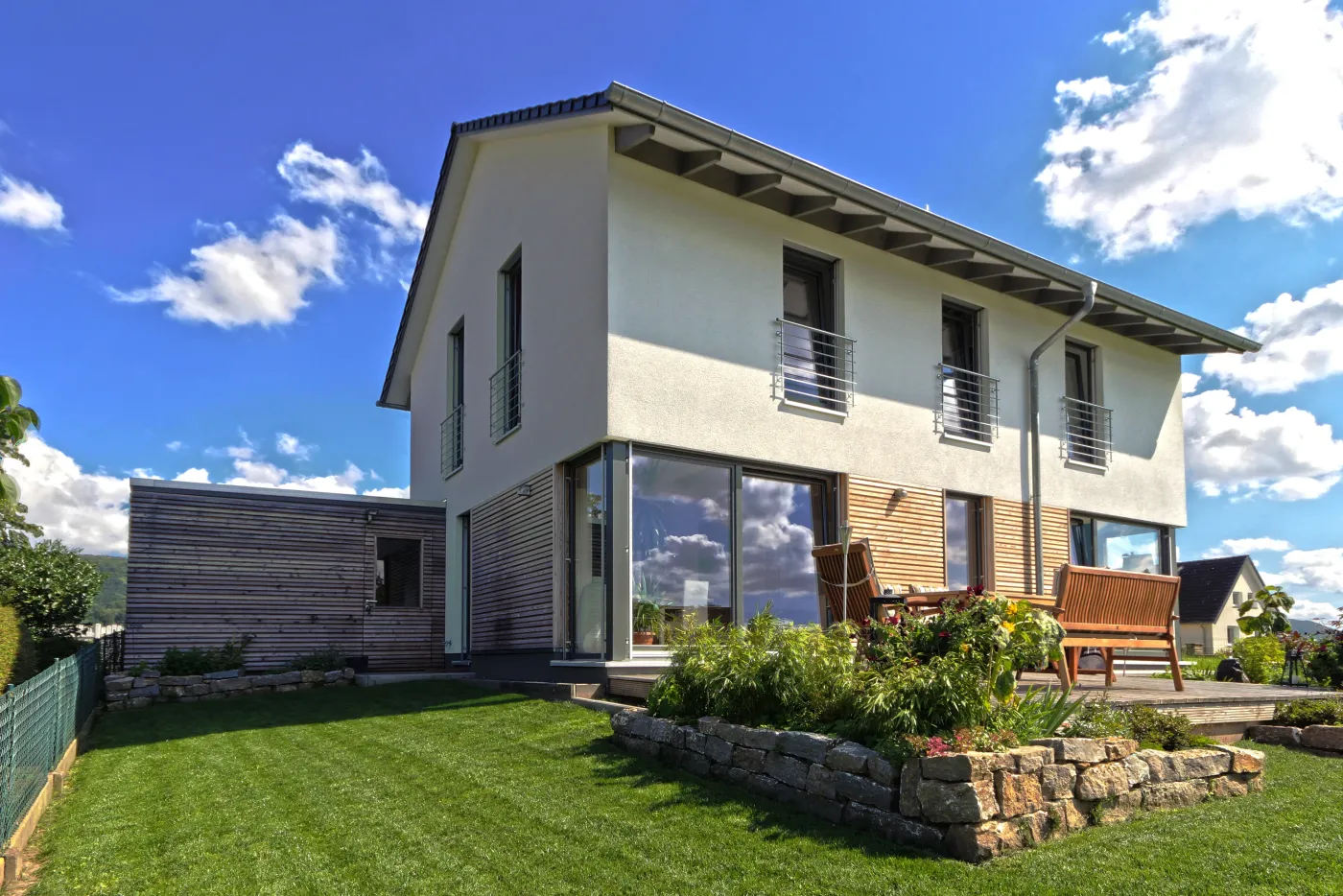 Einfamilienhaus in Bad Oeynhausen: Satteldachhaus mit Holzanbau und Terrasse