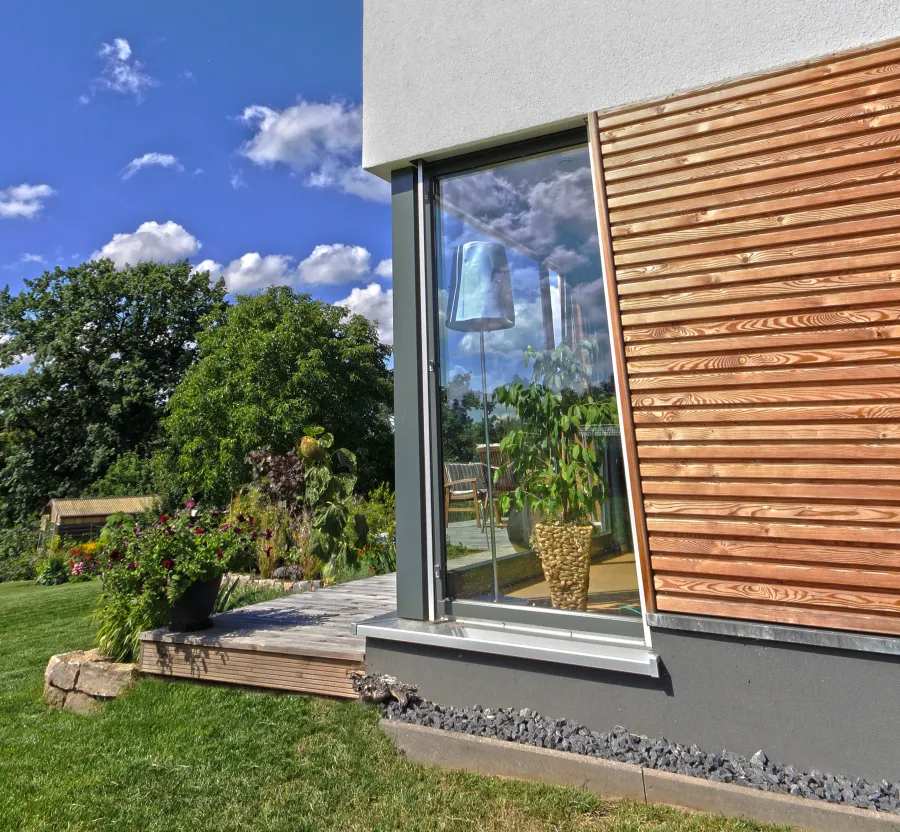 Einfamilienhaus in Bad Oeynhausen: Eckverglasung mit Holzfassade
