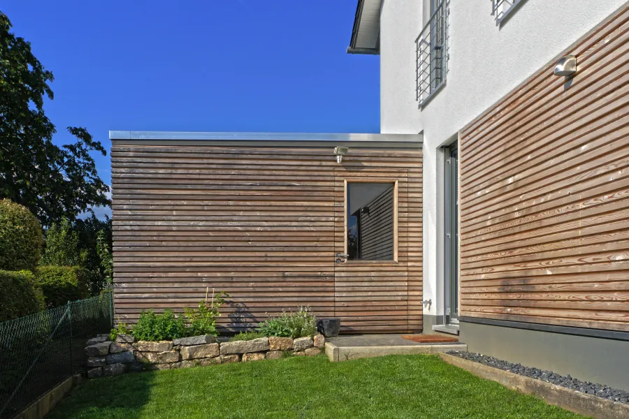 Einfamilienhaus in Bad Oeynhausen: Anbau mit Holzfassade im Garten