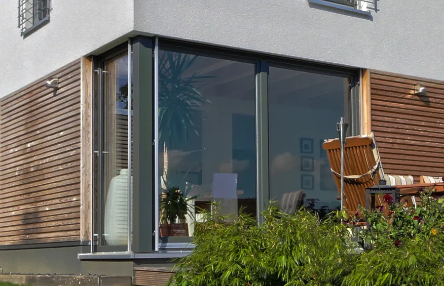 Einfamilienhaus in Bad Oeynhausen: Eckfenster mit Holzverkleidung