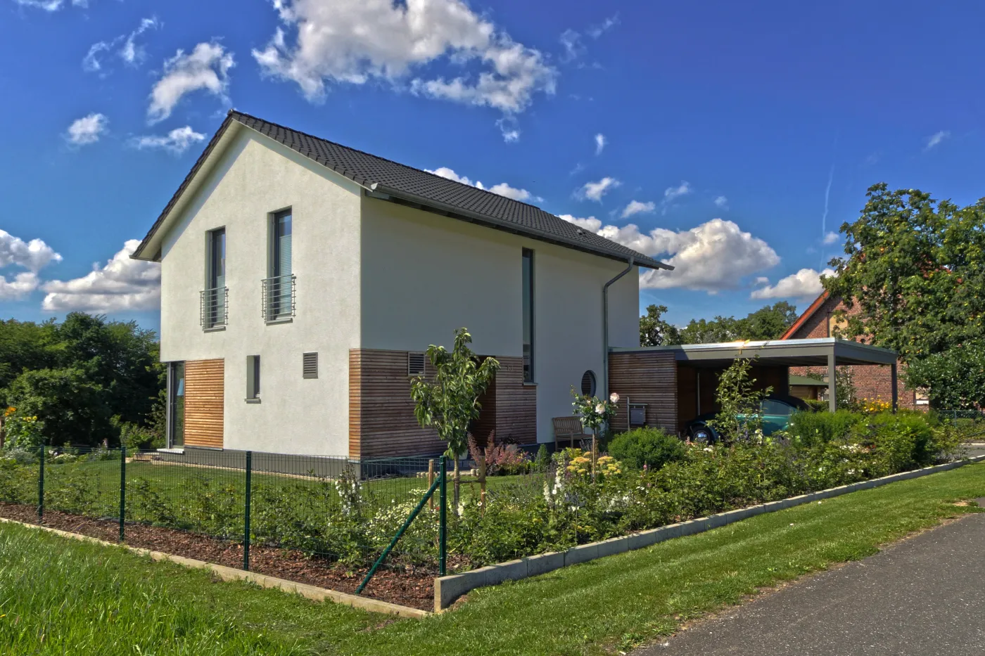 Einfamilienhaus in Bad Oeynhausen: Satteldachhaus mit Holzelementen und Garten