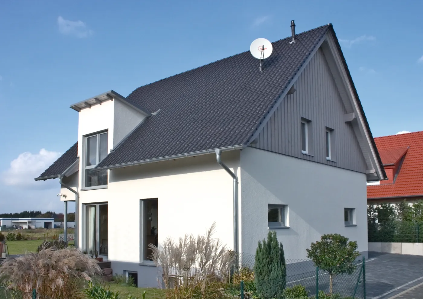 Einfamilienhaus in Bad Salzuflen: Wohnhaus mit Dachgaube und Holzverschalung