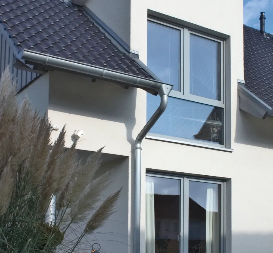 Einfamilienhaus in Bad Salzuflen: Fenster und Dachrinne, Fassadendetail
