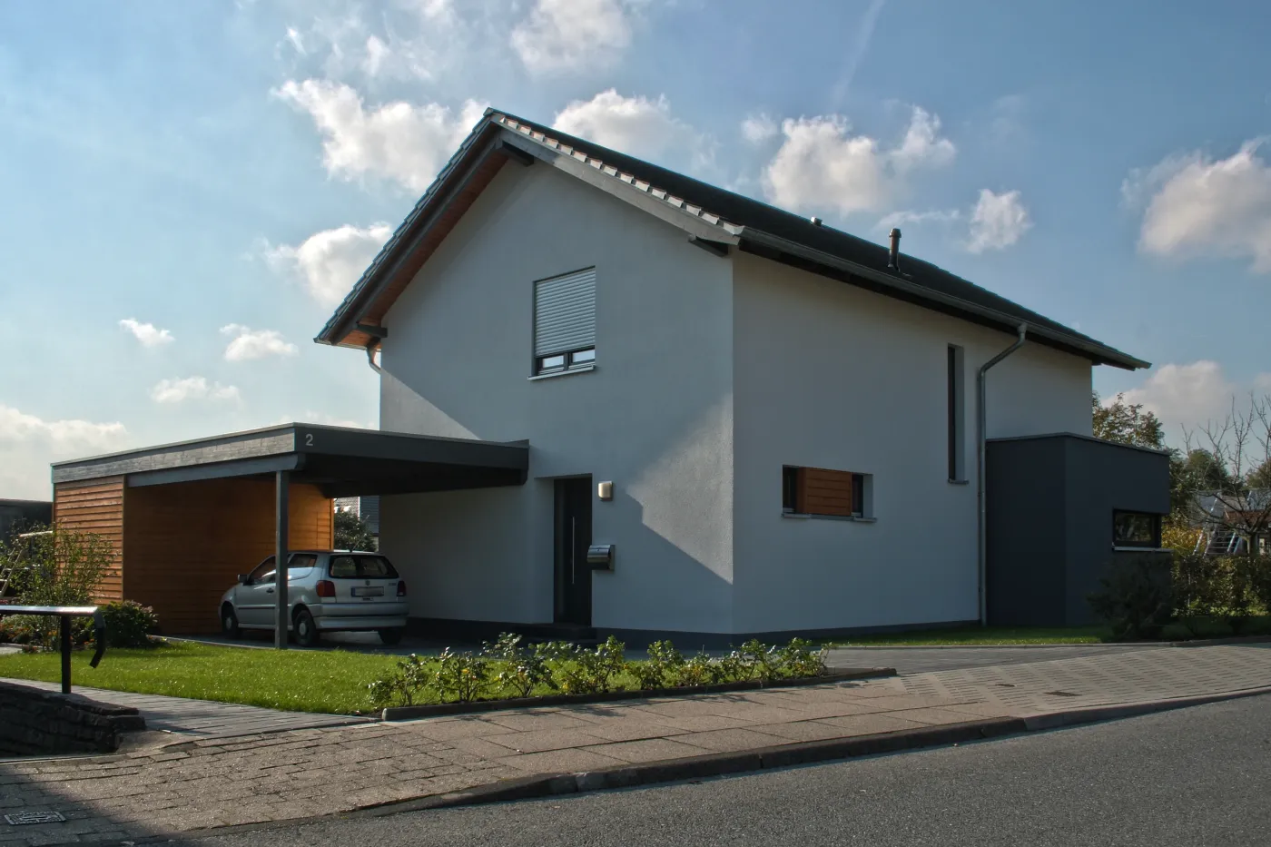 Einfamilienhaus in Bielefeld: Wohnhaus mit Carport und anthrazitfarbenem Anbau