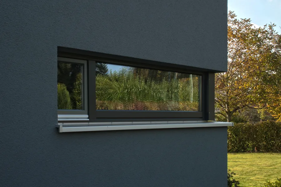 Einfamilienhaus in Bielefeld: Fenster in dunkler Putzfassade, Detail