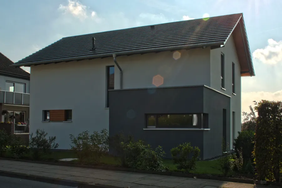 Einfamilienhaus in Bielefeld: Satteldachhaus mit anthrazitfarbenem Anbau
