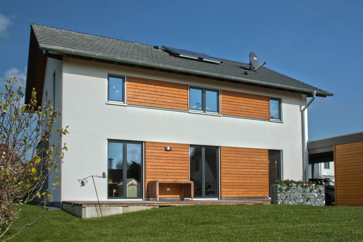 Einfamilienhaus in Bielefeld: Satteldachhaus mit Holzelementen und Terrasse