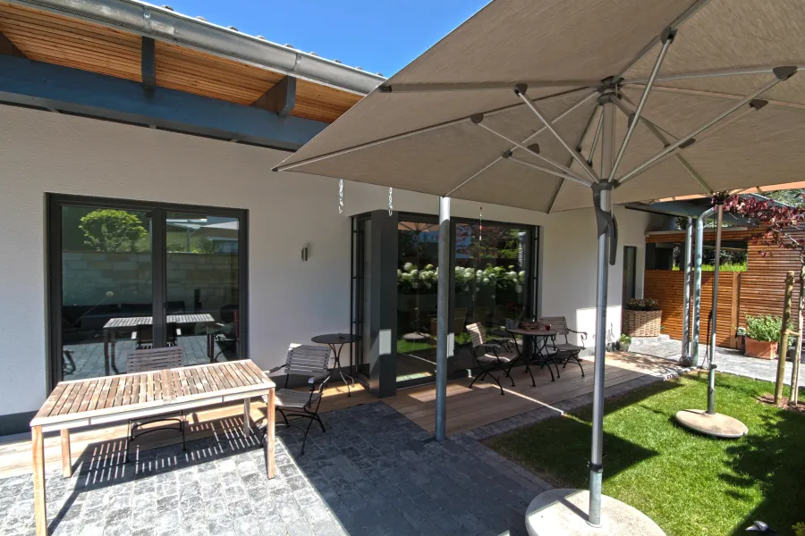 Einfamilienhaus in Bückeburg: Terrasse mit Sonnenschirm und Gartenmöbeln