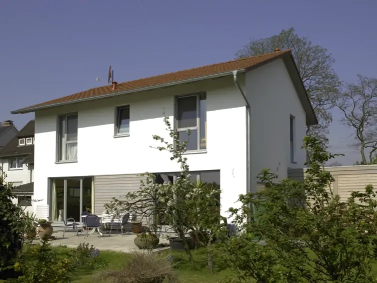 Einfamilienhaus in Detmold: Weißes Satteldachhaus mit Terrasse im Garten