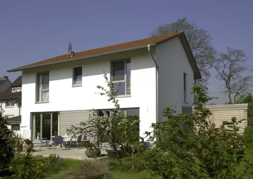 Einfamilienhaus in Detmold: Weißes Satteldachhaus mit Terrasse im Garten