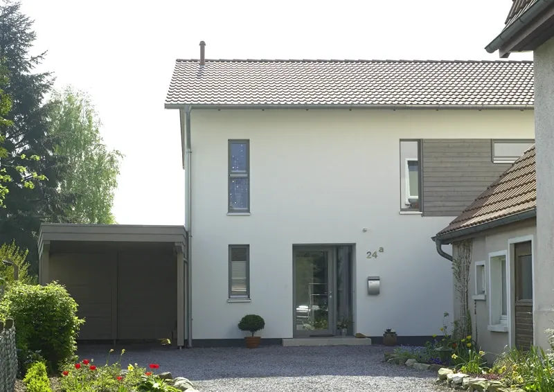 Einfamilienhaus in Detmold: Hauseingang mit Carport und Satteldach