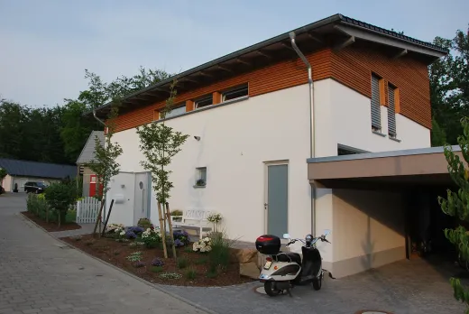 Einfamilienhaus in Herford: Wohnhaus mit Pultdach, Holzverkleidung und Carport